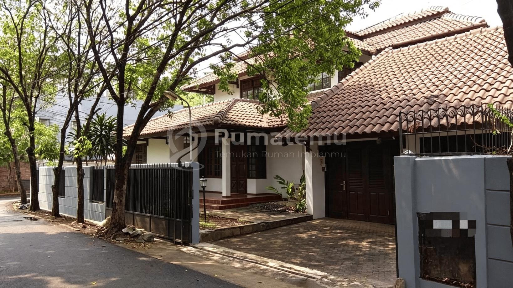 Jual Rumah bangunan lama, kokoh di Jl. Kemang, Mampang Prapatan, Jakarta Selatan