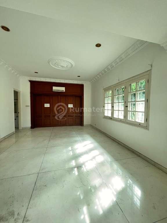 Disewakan rumah modern dan minimalis 2 lantai di Jl. Imam Bonjol, Menteng, Jakarta