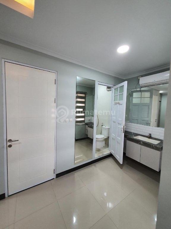 DIJUAL Rumah Semi Furnished 2 Lantai di Taman Kopo Indah 3 Springville