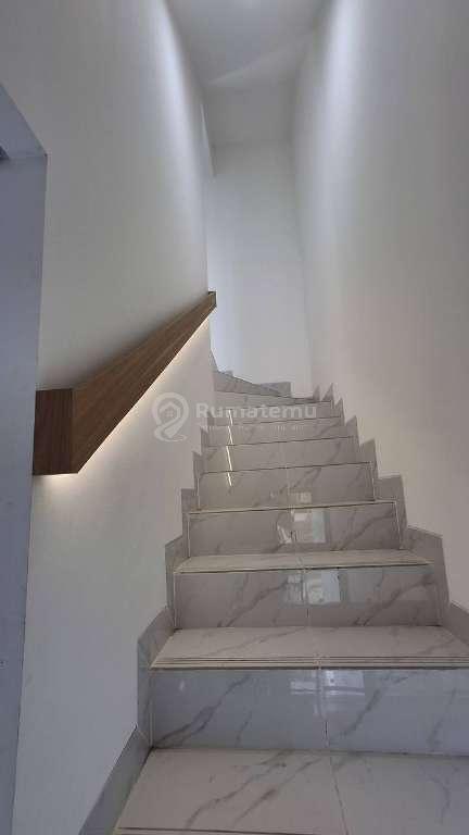 Rumah 2.5 Lantai di Kav.AL GDC Depok