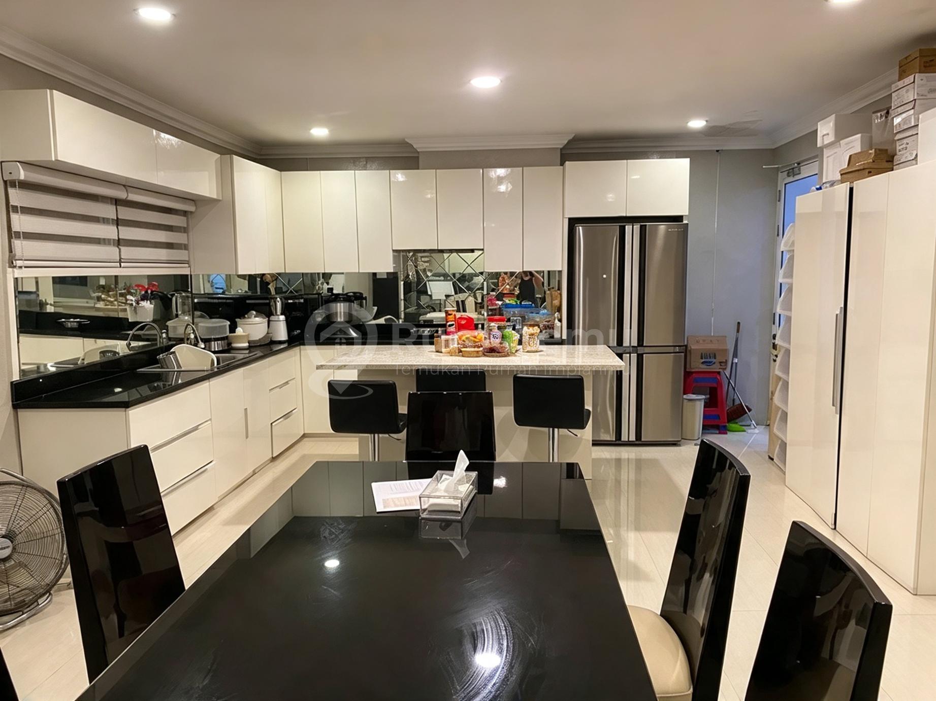 Dijual Rumah 2 Lantai 3 BR Rapih, Bagus, Siap Masuk di Pantai Kuta - Ancol