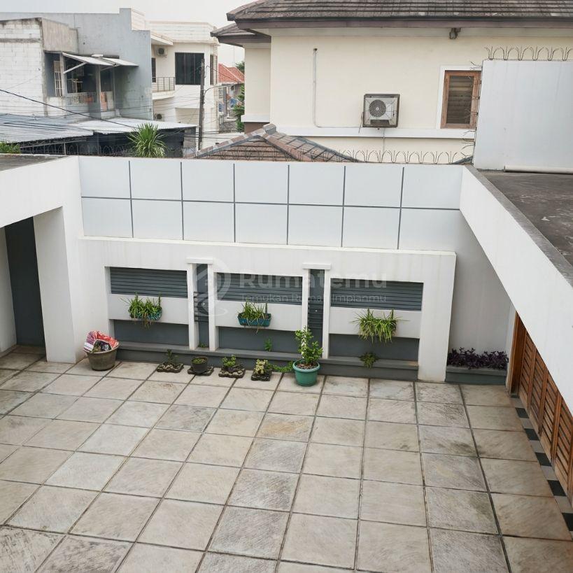 Rumah halaman luas dengan kolam renang. Bintaro