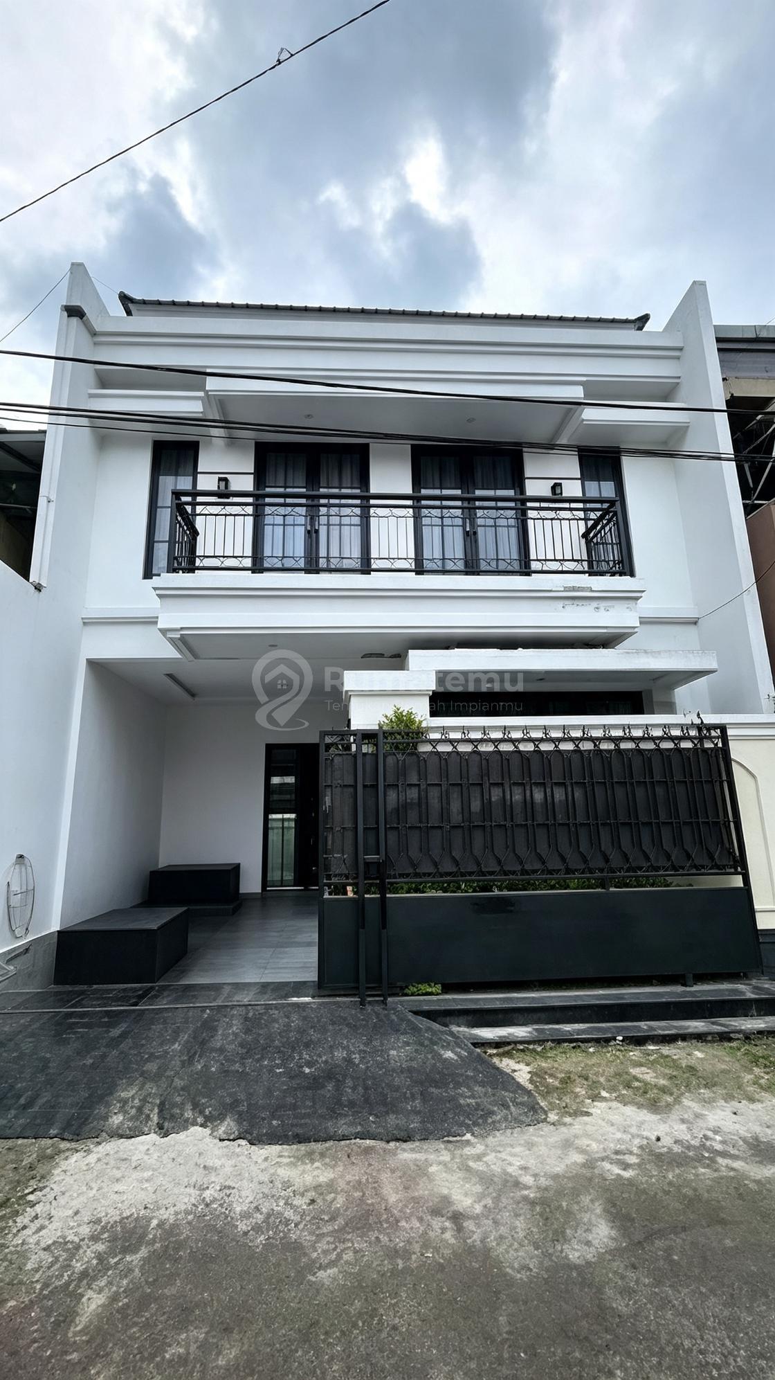 Dijual Rumah Desain American Classic Lokasi Bagus Dan Strategis di Pamulang