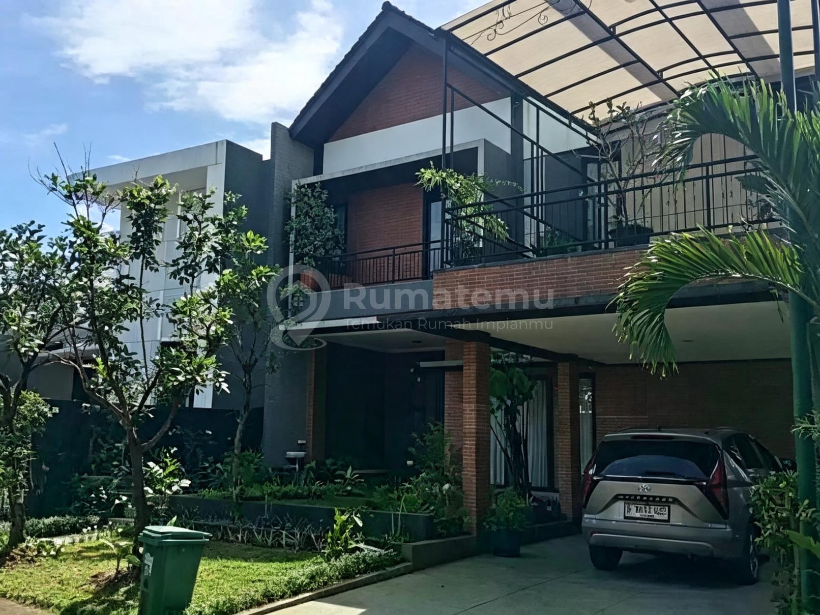 Rumah Tropis 3 Lantai Full Furnish SHM ada Kolam Renang dan Kolam Ikan Dekat Aeon Mall Sentul City