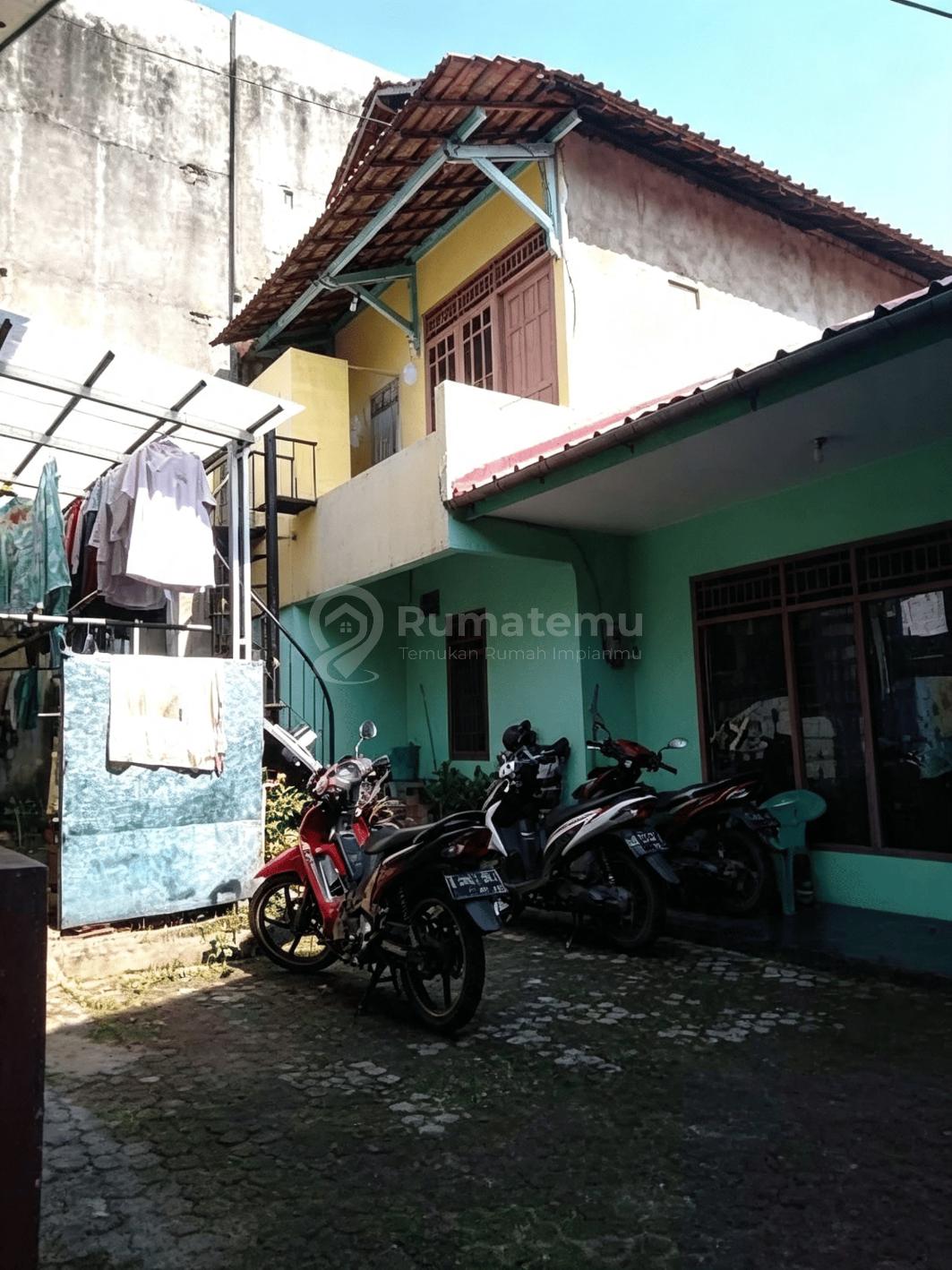 Dijual rumah induk dan kontrakan lokasi strategis di Jl. Lapangan Bola, Srengseng