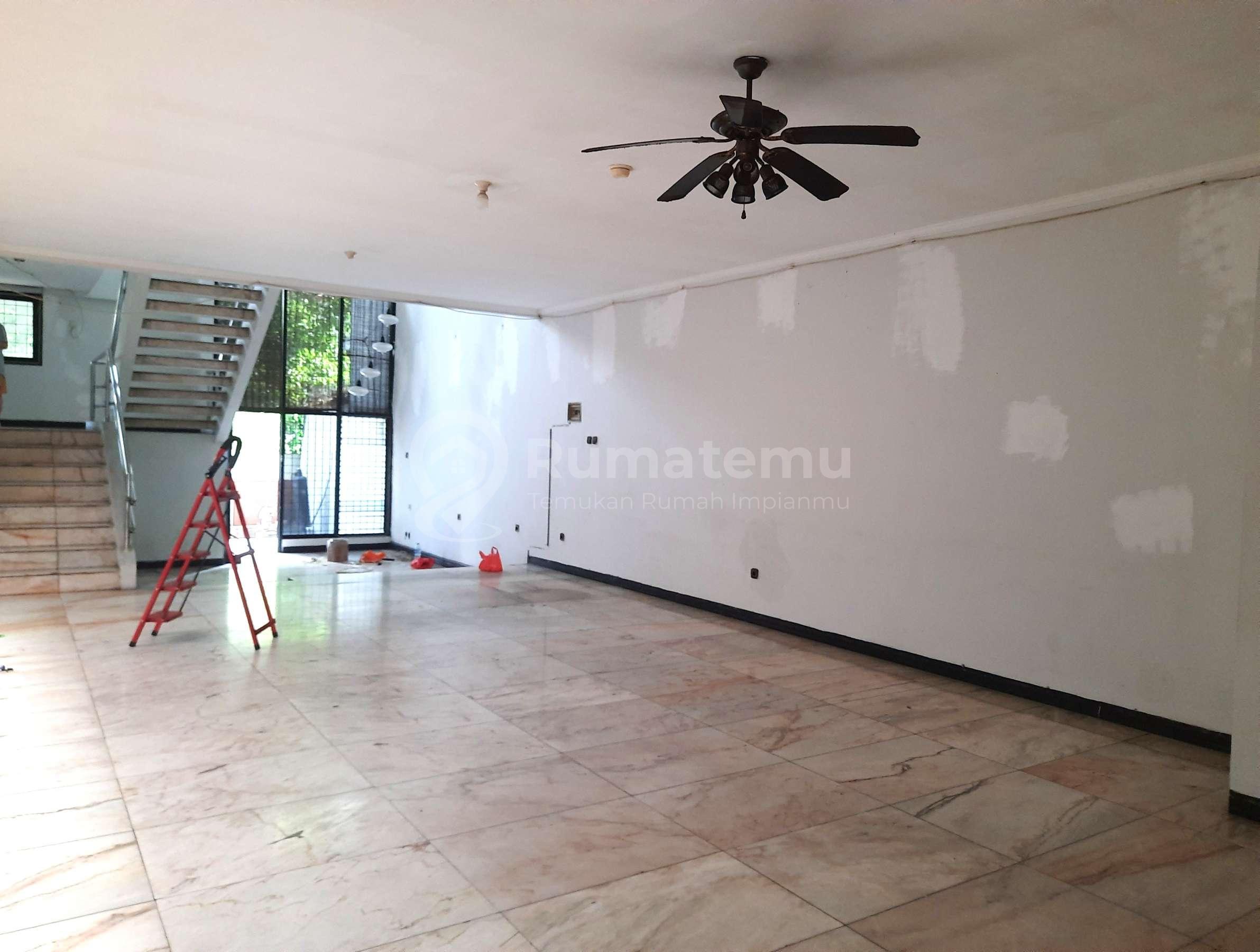 Rumah Tomang. 2.5 Lantai. 14x25. Jalan Raya 4 Mobil. Siap Huni