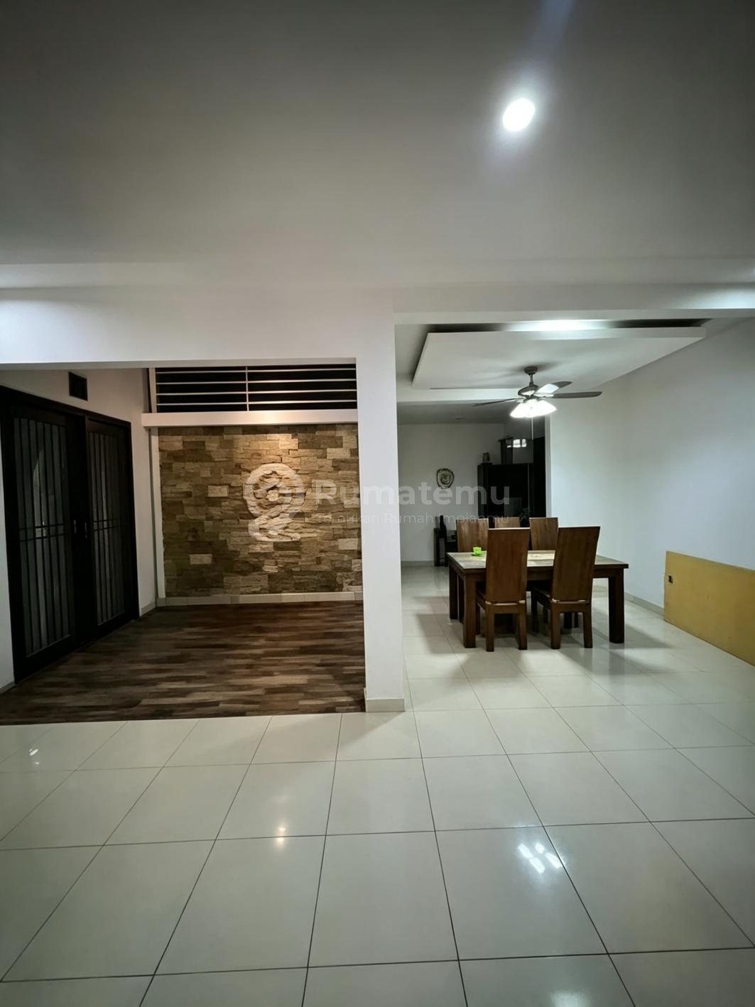 Rumah Secondary Dalam Komplek di Jatiwaringin