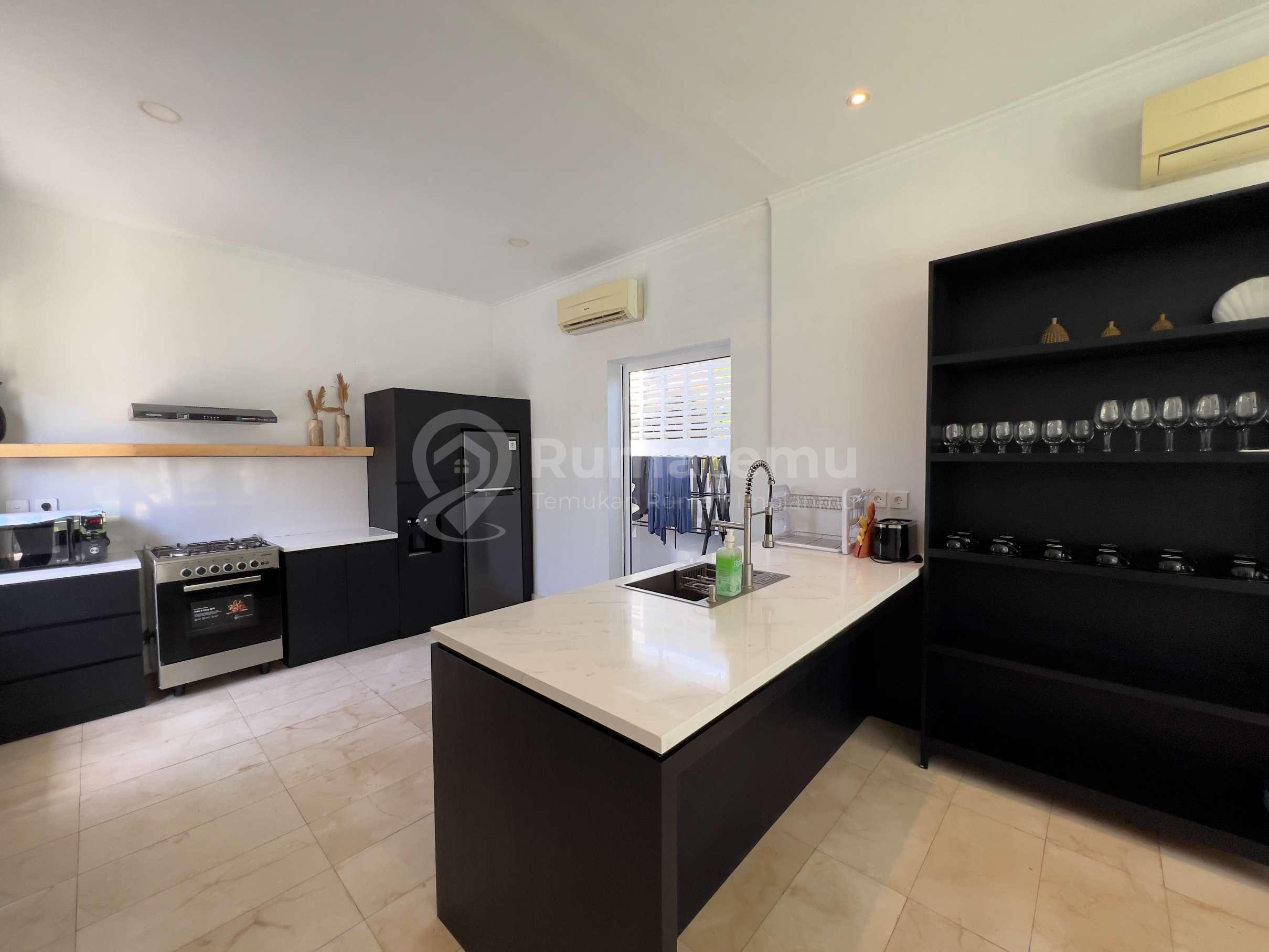  4 BEDROOMS LUXURY TROPICAL STYLE JUST 1,4 Km WALKING DISTANCE TO BATU BOLONG BEACH - CANGGU