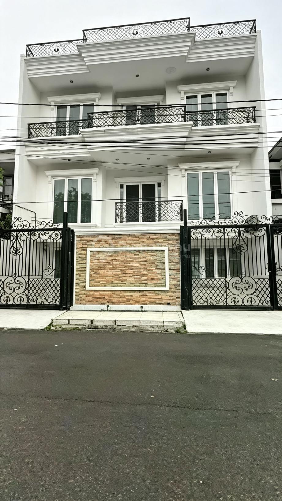 Jual Rumah Besar 3 Lantai di Gading Kirana Kelapa Gading