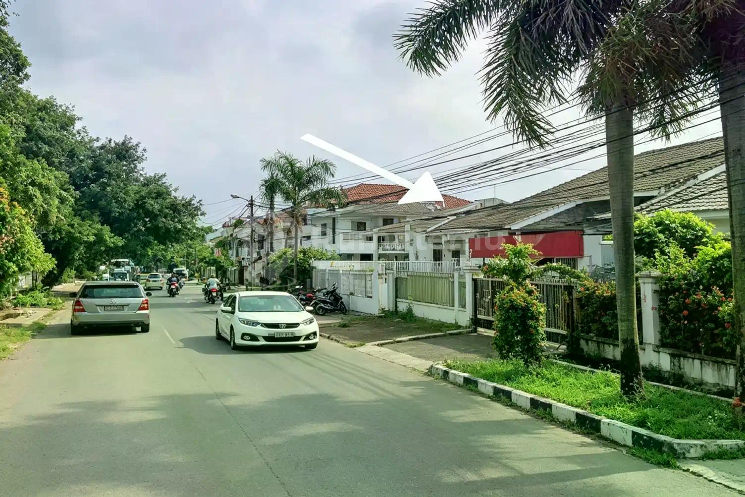 Rumah Lama Dalam Komplek Akses Jalan Lebar di Cinere