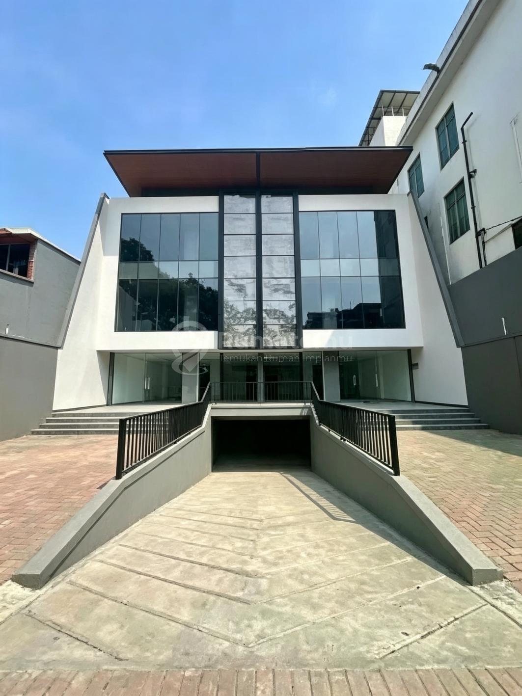 Gedung Siap Pakai. Lokasi Strategis. Jalan Utama
