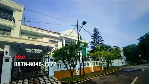 For Sale:  Rumah Mewah 2 Lt Design Klasik Area Elit Jl. Kayu Putih, Pulo Gadung, Jakarta Timur