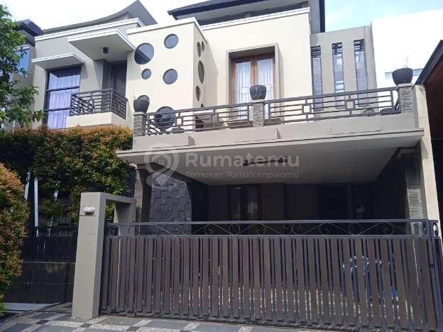 Jual rumah mewah akses jalan lebar dengan swimming pool di Pesona Khayangan, Depok