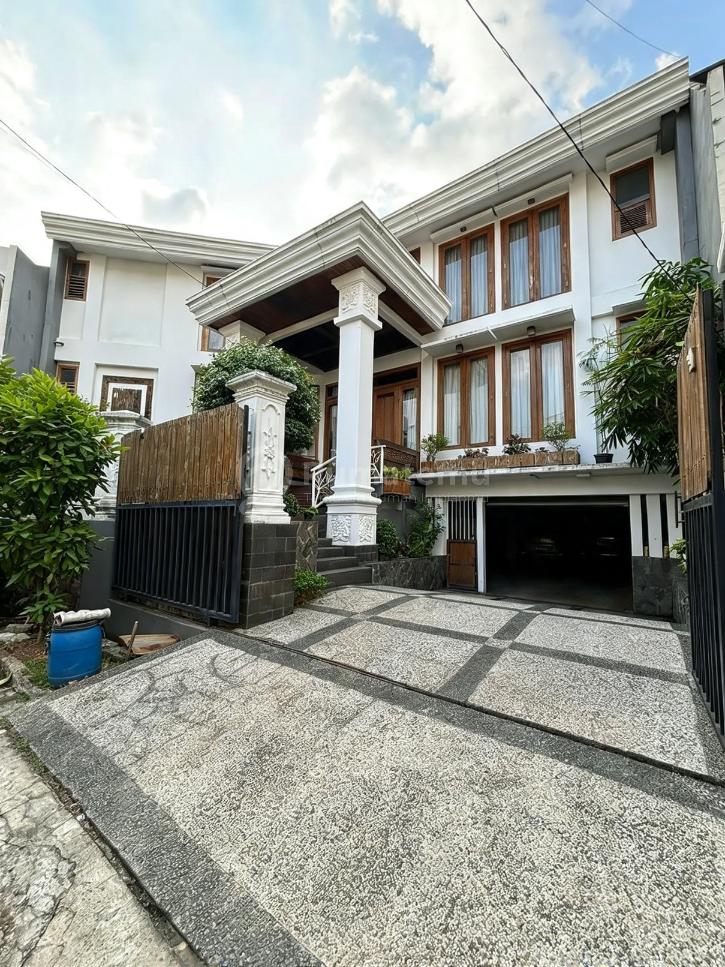 Dijual Rumah Split Level Mewah Ada Kolam Renang Di Bintaro Sektor 9, Lokasi: Strategis dan Tenang.