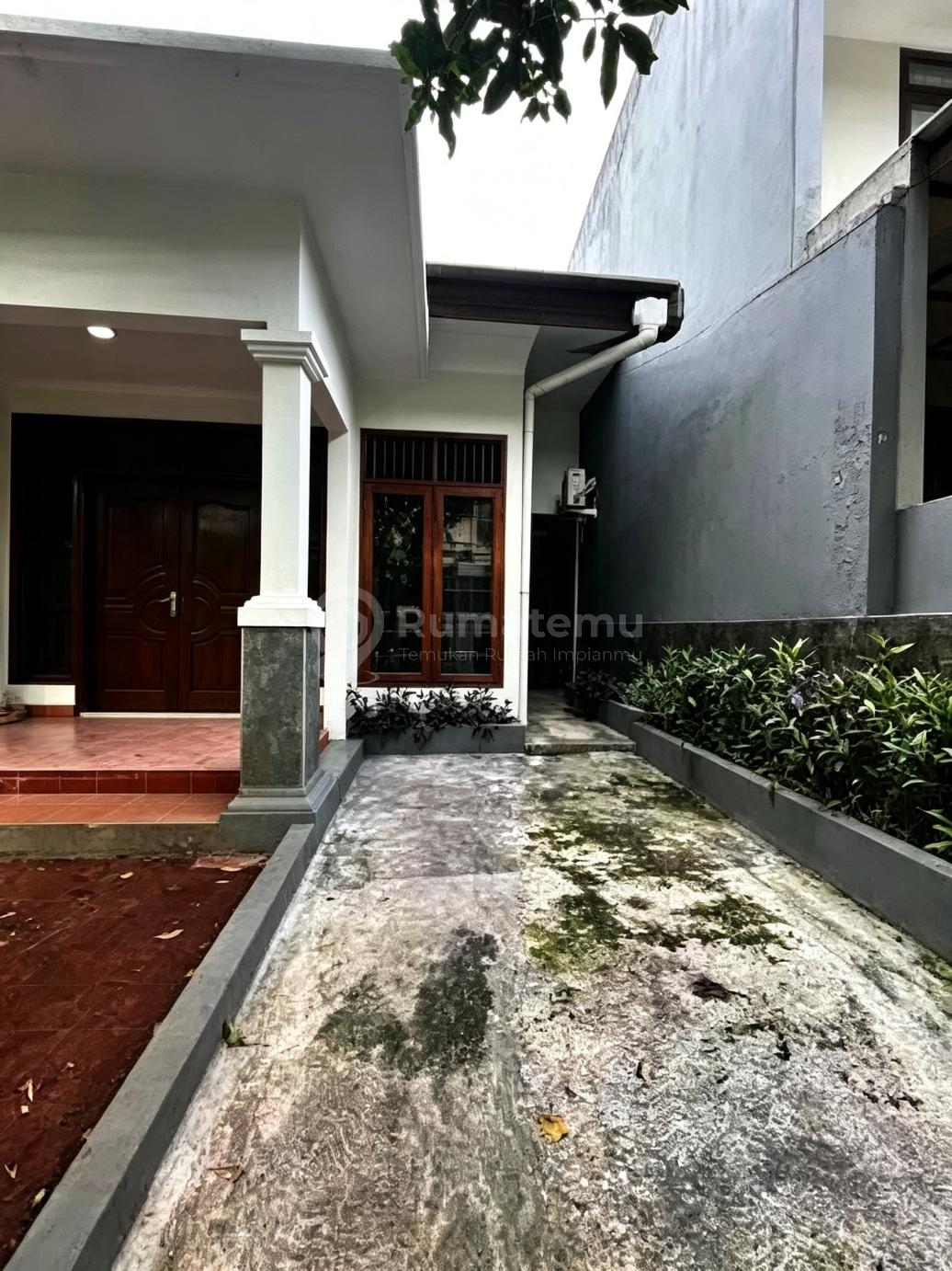 Rumah Hook Masuk Komplek Pinggir Jalan Kemanggisan Ilir Raya