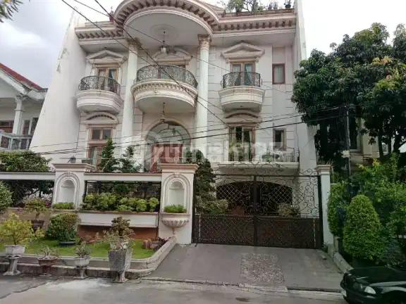 Rumah Mewah Pluit 6 BR Bangunan Bagus Terawat Carport Luas