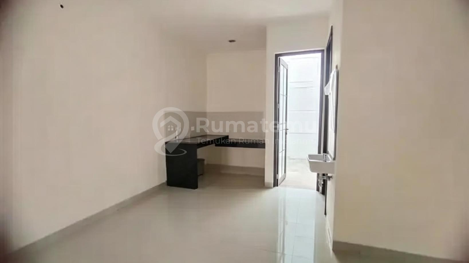Jual Rugi! Rumah 2 lantai siap huni Green Village Cipondoh