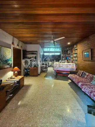 Di Jual Rumah lama harga hitung tanah saja. Lokasi nyaman, tenang dan aman di Jl MPR Cipete-Cilandak