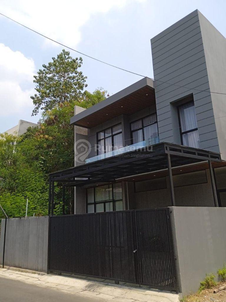 Rumah Luas di Cilandak dengan 3+1 Kamar Tidur dan Listrik 11.000 Watt