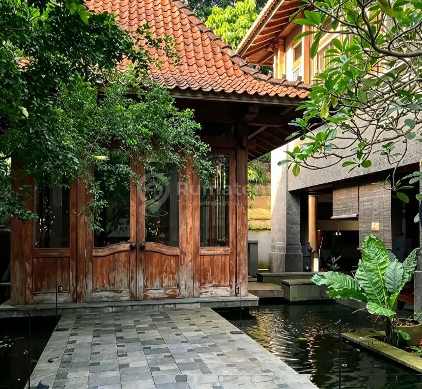 Bisa KPR, Rumah, 2 Lantai, SHM, Dekat Universitas, Siap Huni