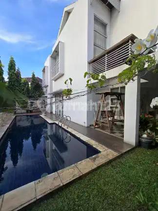 Rumah Modern dengan Private Pool di Billymoon