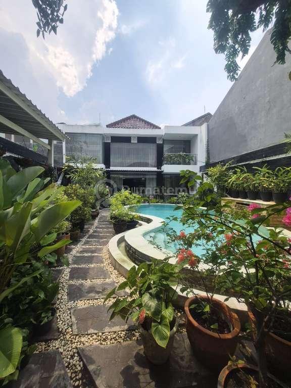 Dijual Rumah dalam komplek Dengan Private Poll Di Duren Sawit Jakarta Timur 