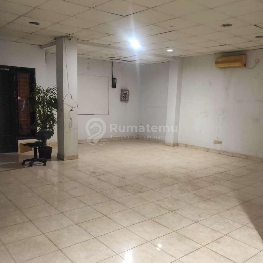 Jual rumah kantor tempat strategis butuh renov di Bendungan Hilir, Jakarta Pusat