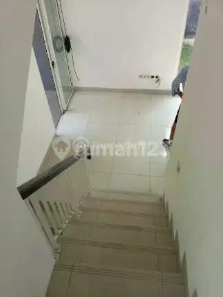 Rumah Hoek 2 Lantai Strategis Dekat Sekolah Favorit Siap Nego