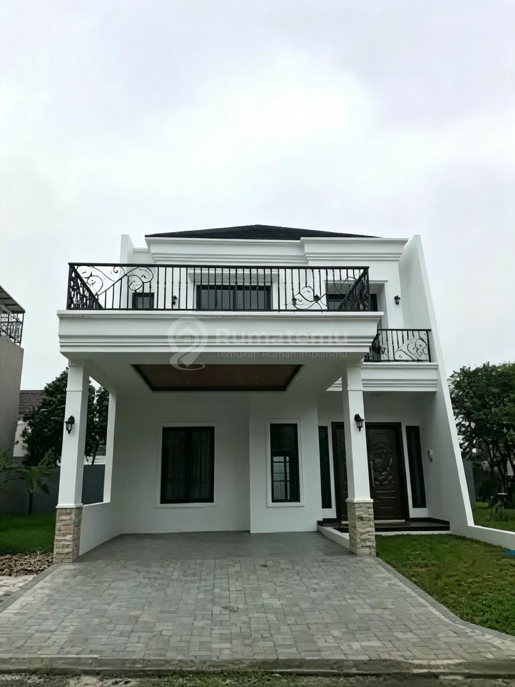 Rumah Mewah dengan Desain Klasik di Western Cosmo