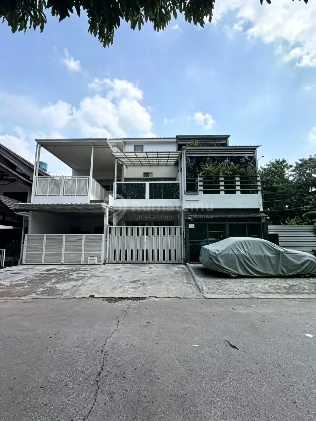 Rumah Secondary Akses Jalan Lebar Dalam Komplek