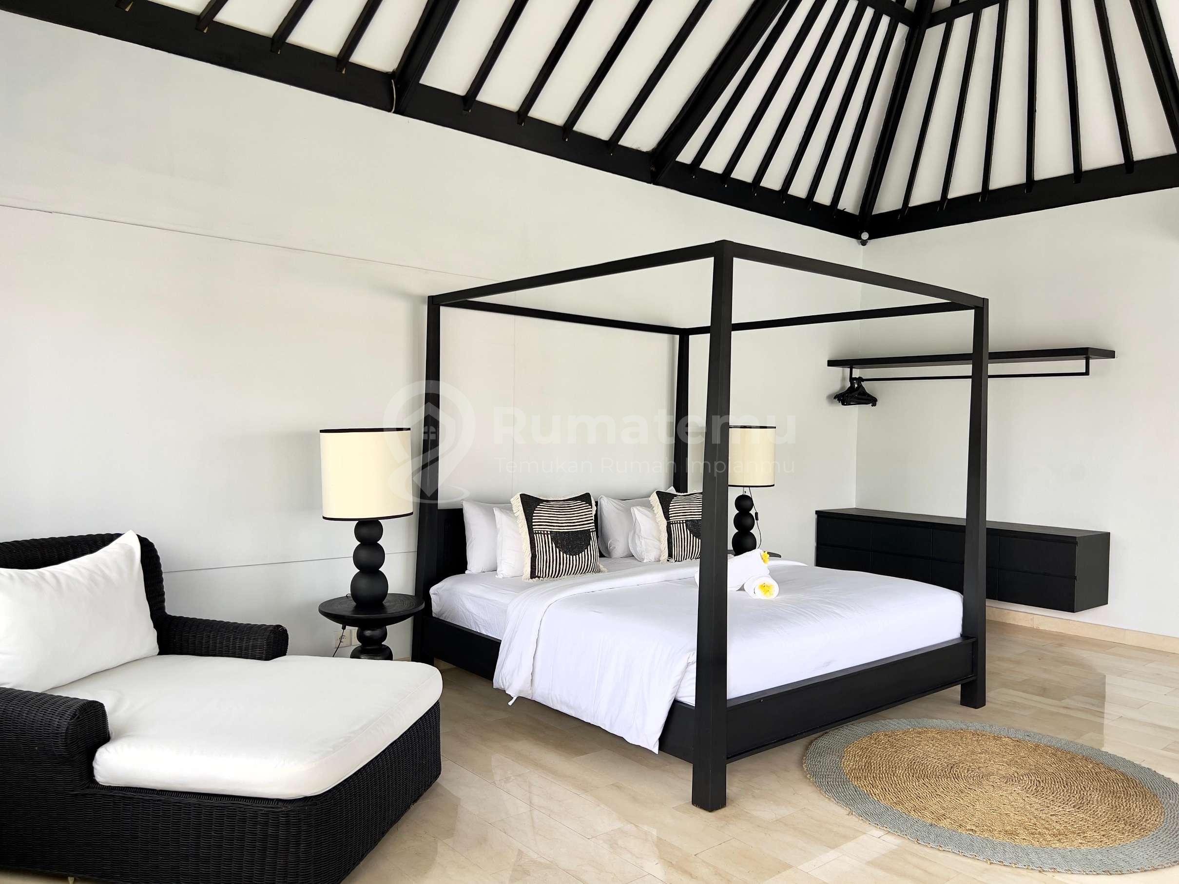  4 BEDROOMS LUXURY TROPICAL STYLE JUST 1,4 Km WALKING DISTANCE TO BATU BOLONG BEACH - CANGGU
