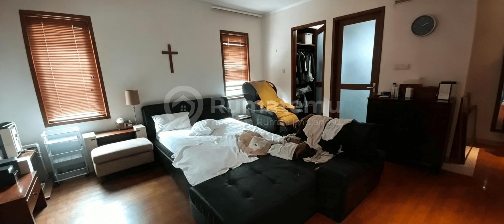 Rumah Kokoh & Siap Huni di Kemang Selatan, 750 Meter ke Jln Kemang Raya, Ada Pool