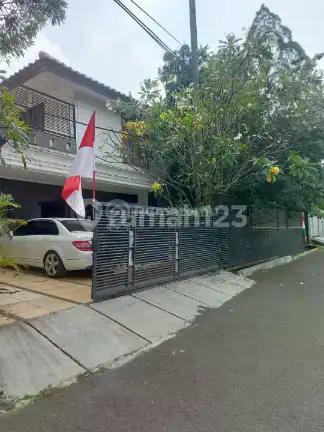 Rumah di Kawasan Elit 2 Lantai Strategis