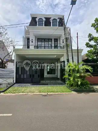 Rumah Mewah Bergaya American Classik dengan Kolam Renang Pribadi