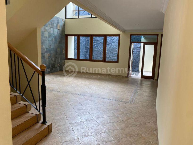 DIJUUAL RUMAH 2 TINGKAT BARU DAERAH KEBAYORAN BARU