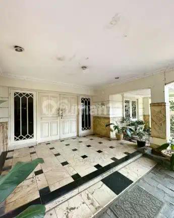 Dijual Rumah 2 Lantai di Menteng. Lokasi Elite, Dekat Jl. Suwiryo