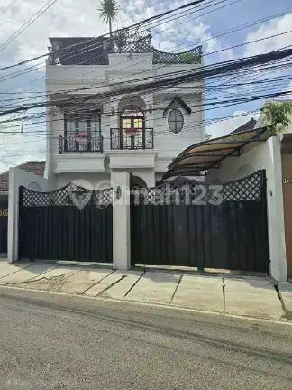 Rumah Mewah Desain Classic dengan Jacuzzi