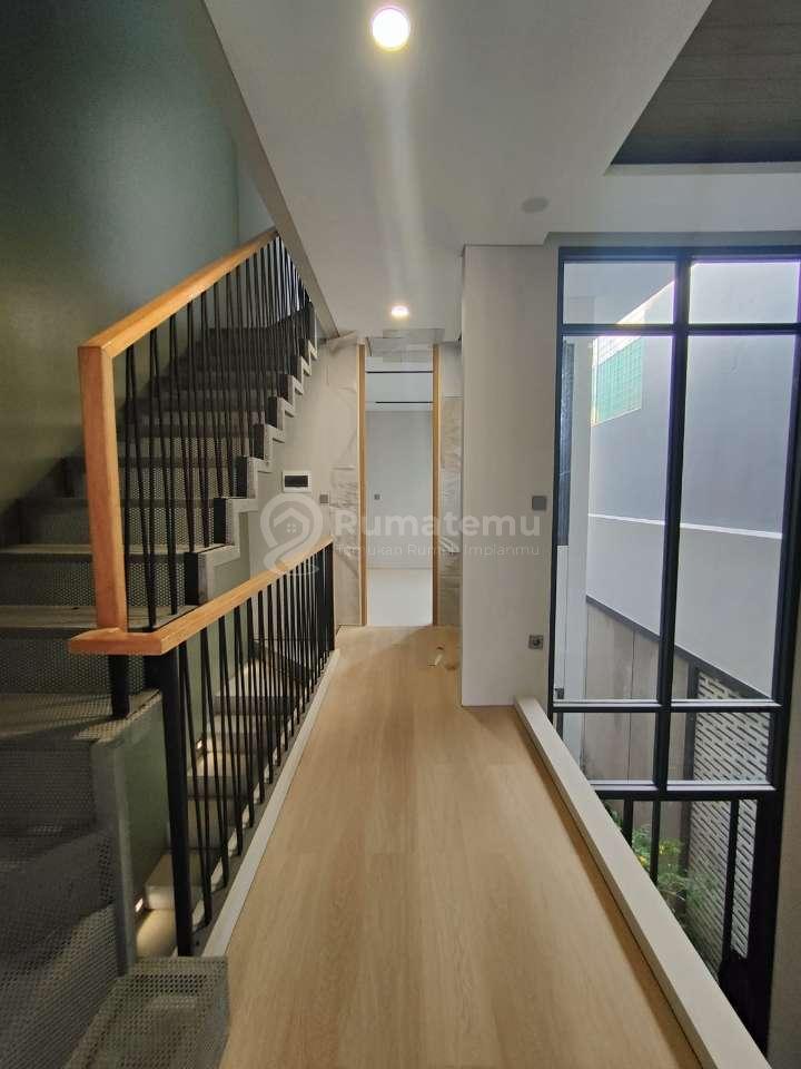 Rumah Baru Dengan Rofftop Dalam Komplek Tenang Di Pondok Bambu Jakarta Timur 