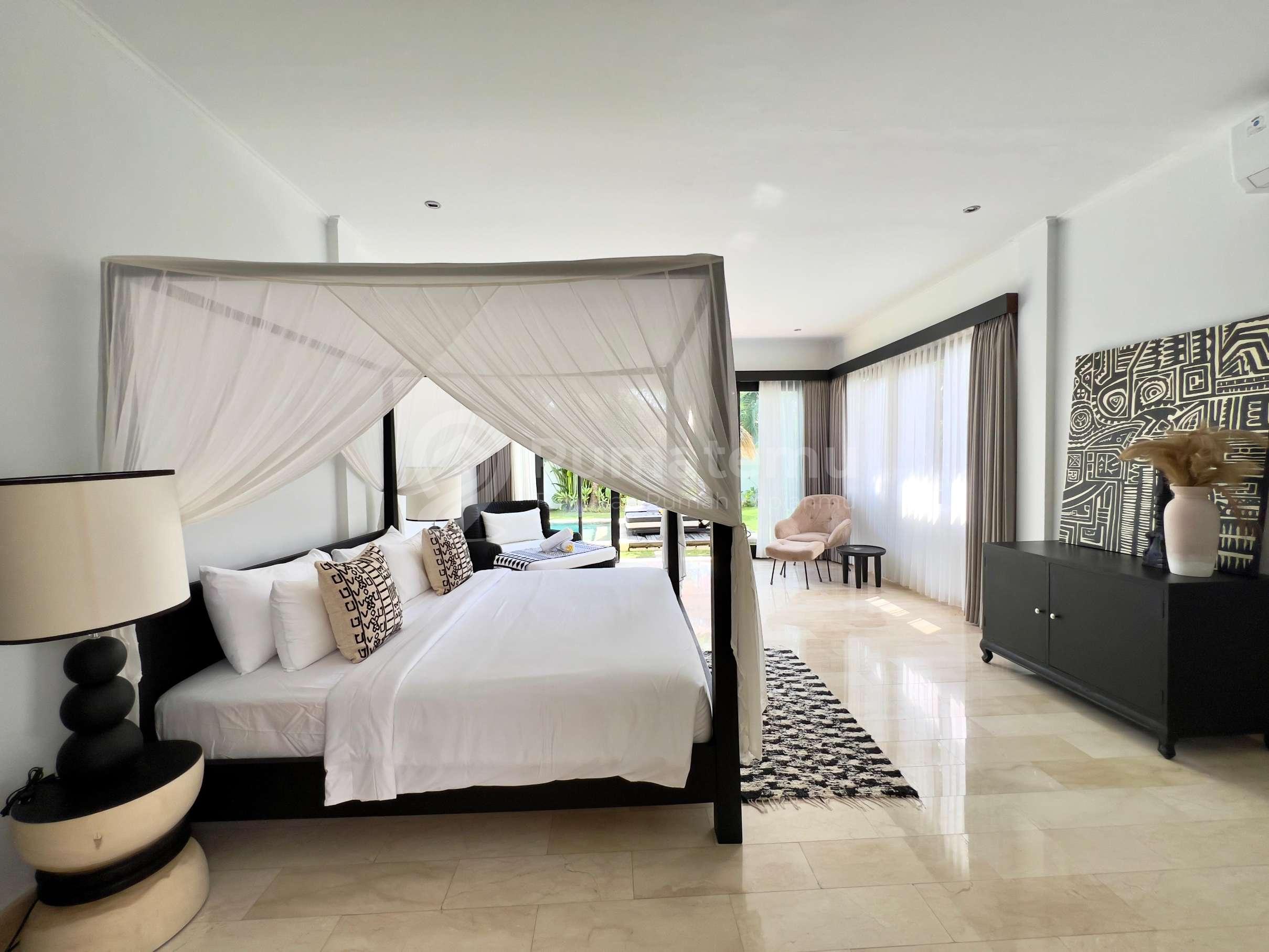  4 BEDROOMS LUXURY TROPICAL STYLE JUST 1,4 Km WALKING DISTANCE TO BATU BOLONG BEACH - CANGGU