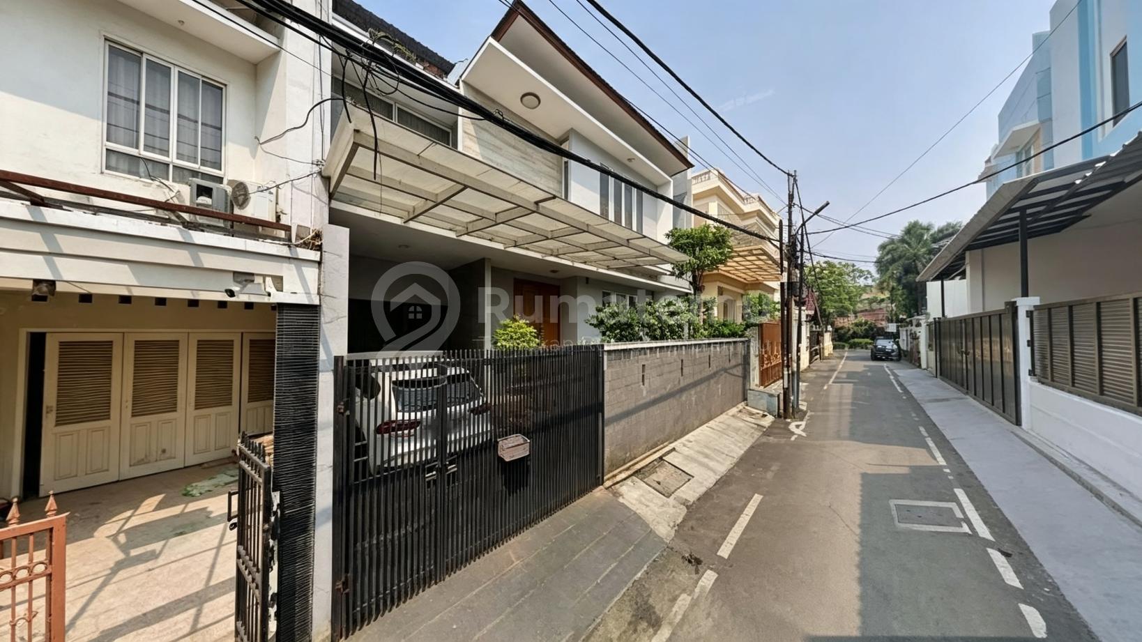 Jual rumah cantik minimalis semi furnish hadap barat dengan akses jalan 2 mobil di Cempaka Putih Timur