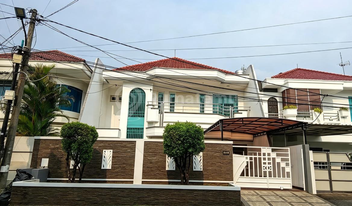Green Garden, Kedoya, Kebon Jeruk, Jakarta Barat..Dijual Rumah 3 Lantai Harga Dibawah NJOP, SHM, Hadap Barat, Rangka Atap Baja Ringan, Air Pam, Listrik 11.000 Watt, Row Jalan: 15 Meter / Jalan Utama, Akses: ±3 Mobil Lega.-Fl0926.z