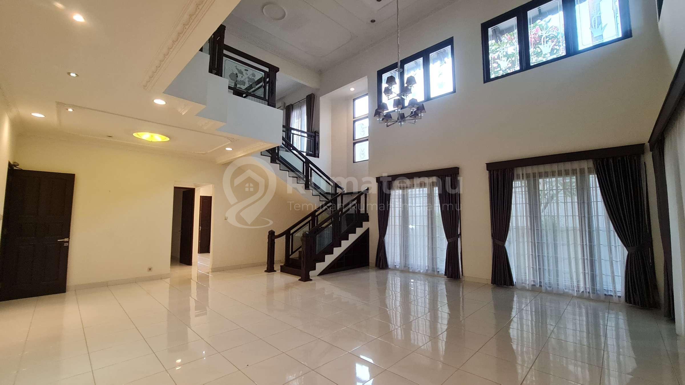 Dijual rumah hook cantik dengan Swimming pool di Cipete Selatan, Cilandak