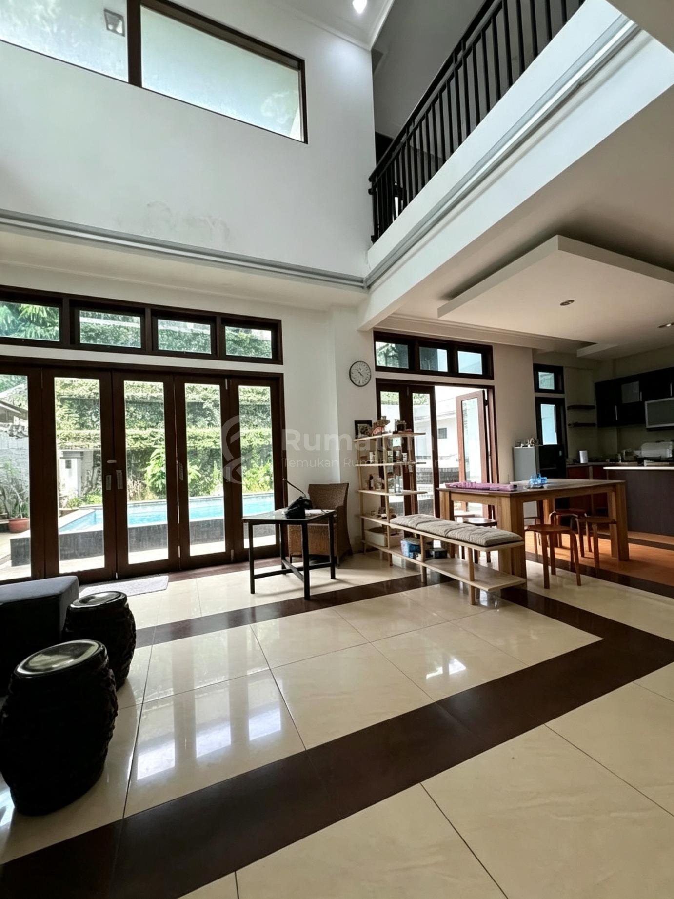 Disewakan Rumah Di Taman Giri Loka BSD City Ada Swim Pool Rumah di Hoek