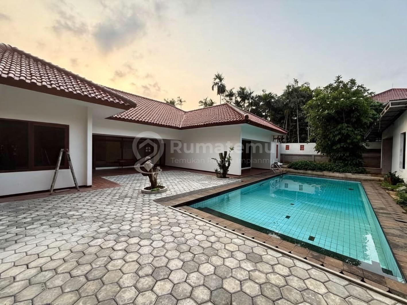 Disewakan rumah tinggal asri siap huni Swimming pool No pets area Ampera-Kemang
