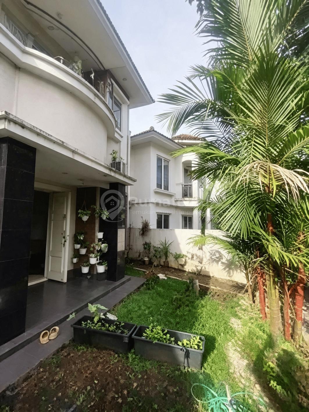 Rumah Hook Taman Boulevard Strategis Bangunan Mandiri