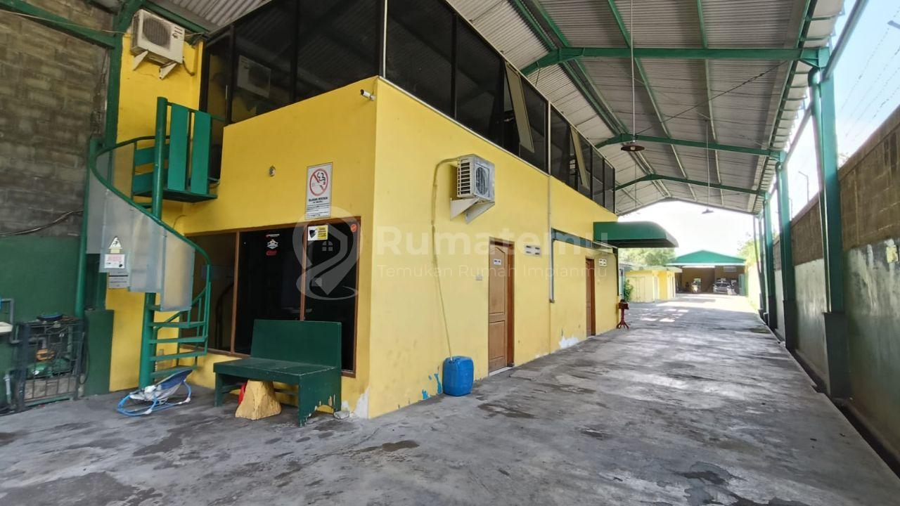 Bangunan Gudang Komersial Area Raya Semolowaru Hanya 100 m ke MERR