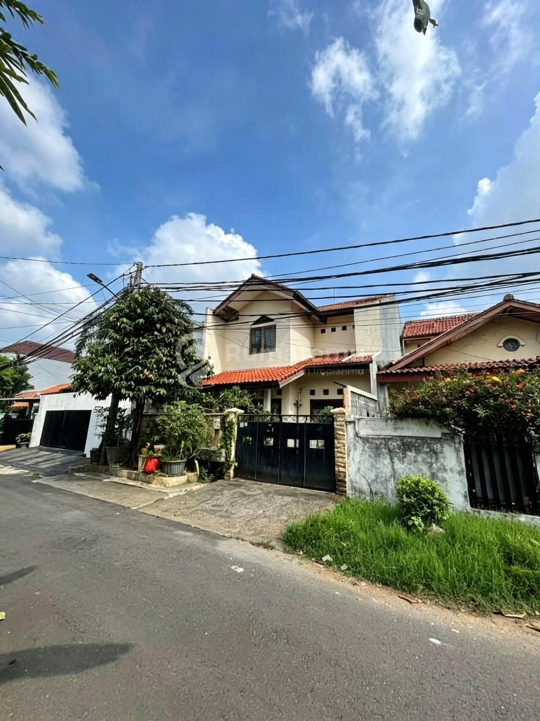 Dijual rumah terdapat Taman belakang + balkon atas Taman Belakang dalam Komplek di Pejaten Barat, Pasar Minggu, Jakarta