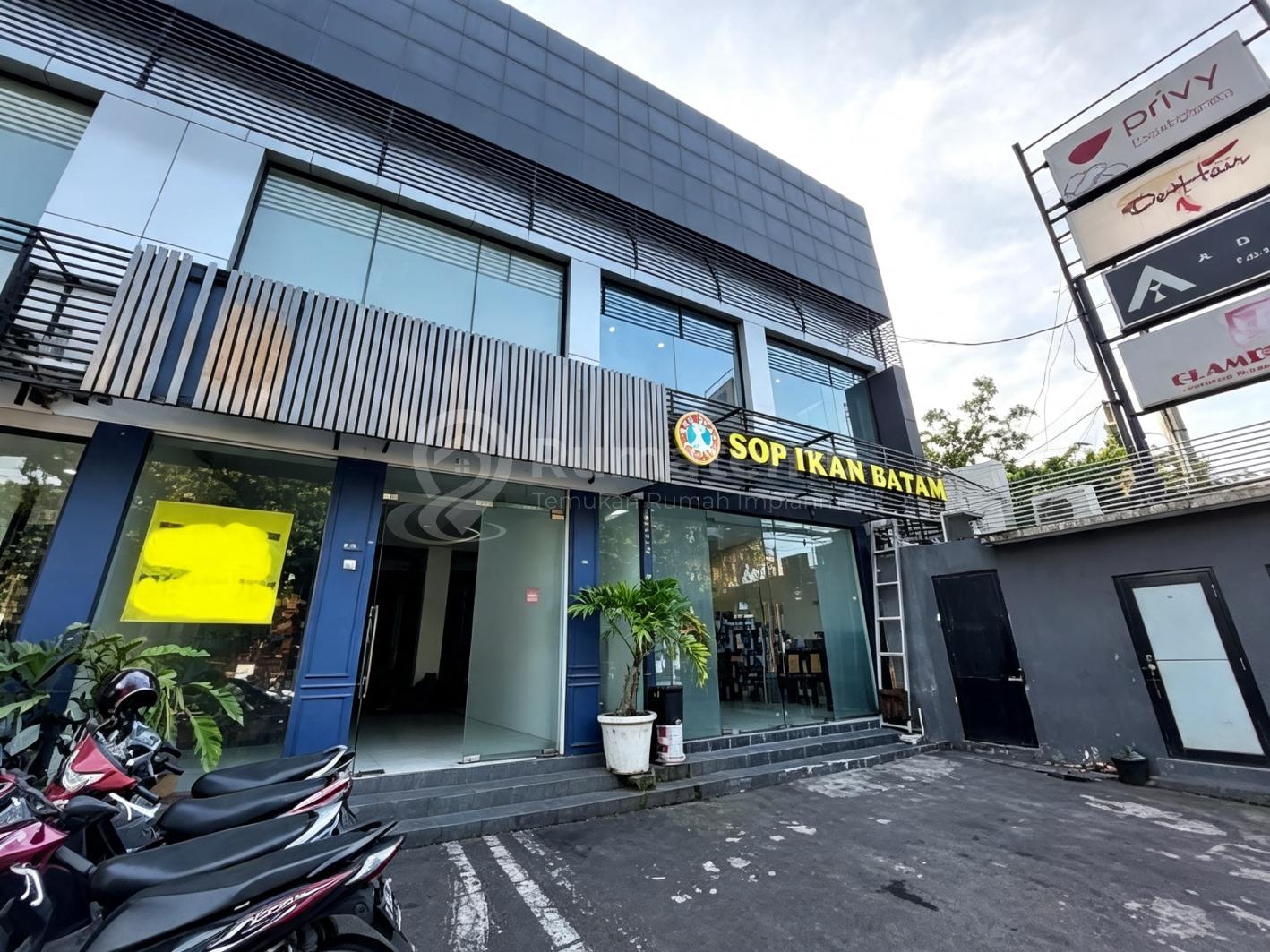 Ruang Usaha di Kemang Raya Semi Furnished