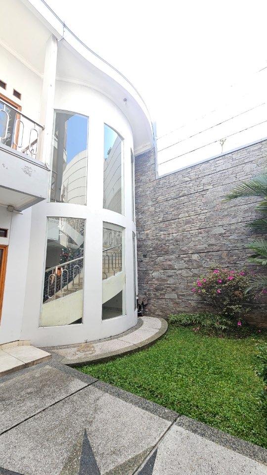 DIJUAL RUMAH MEWAH 2 LANTAI DI MEKARWANGI – SIAP HUNI