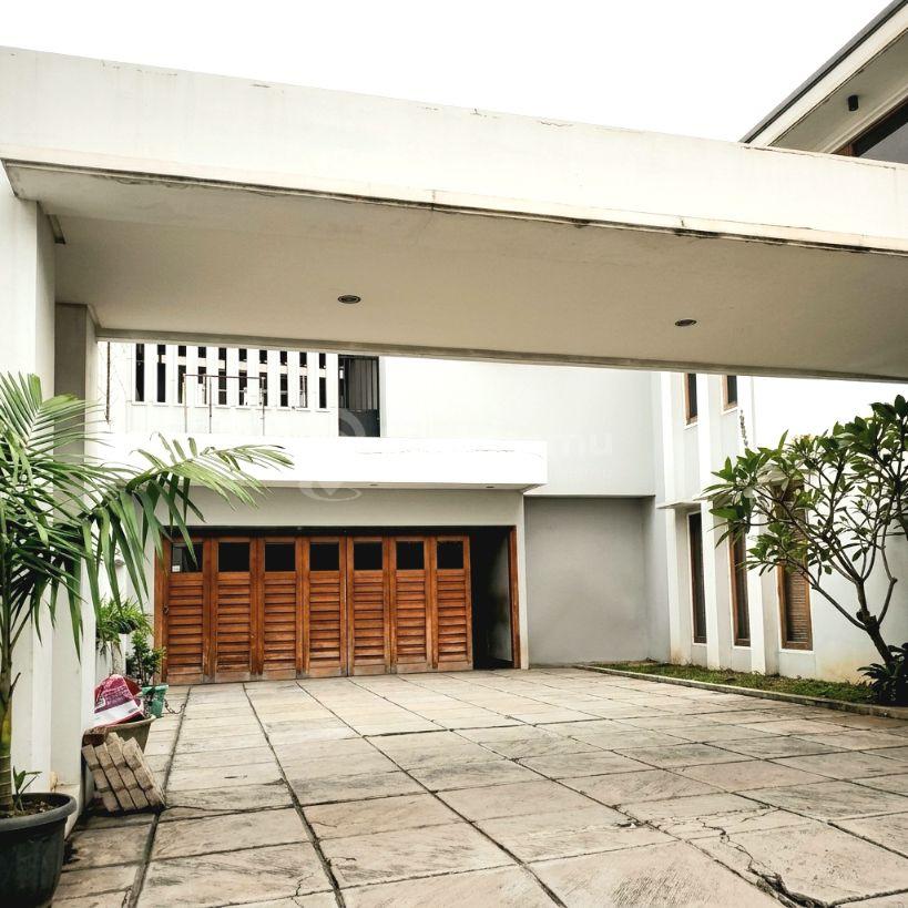 Rumah halaman luas dengan kolam renang. Bintaro